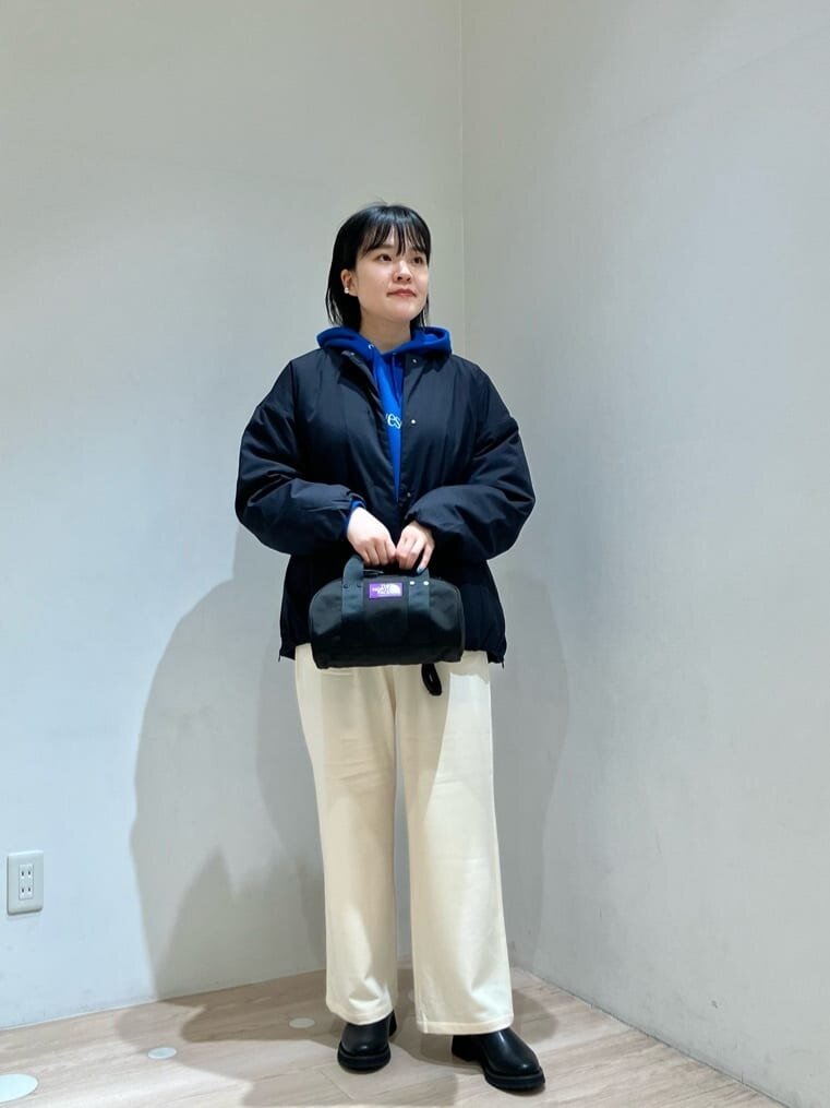 ブルーのパーカーとブルゾンのコーデ