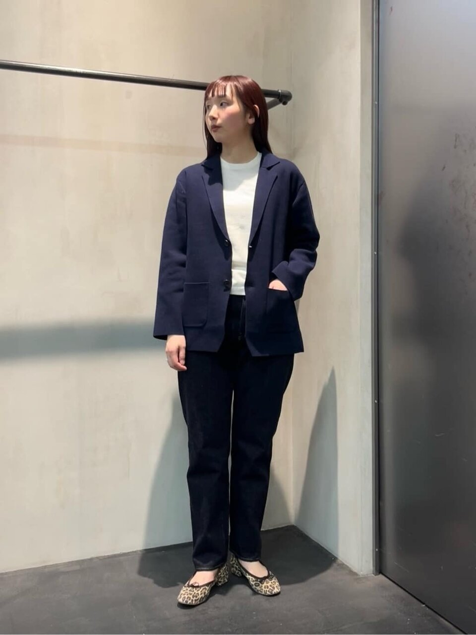 ジャケット×テーパードデニムを着用した女性