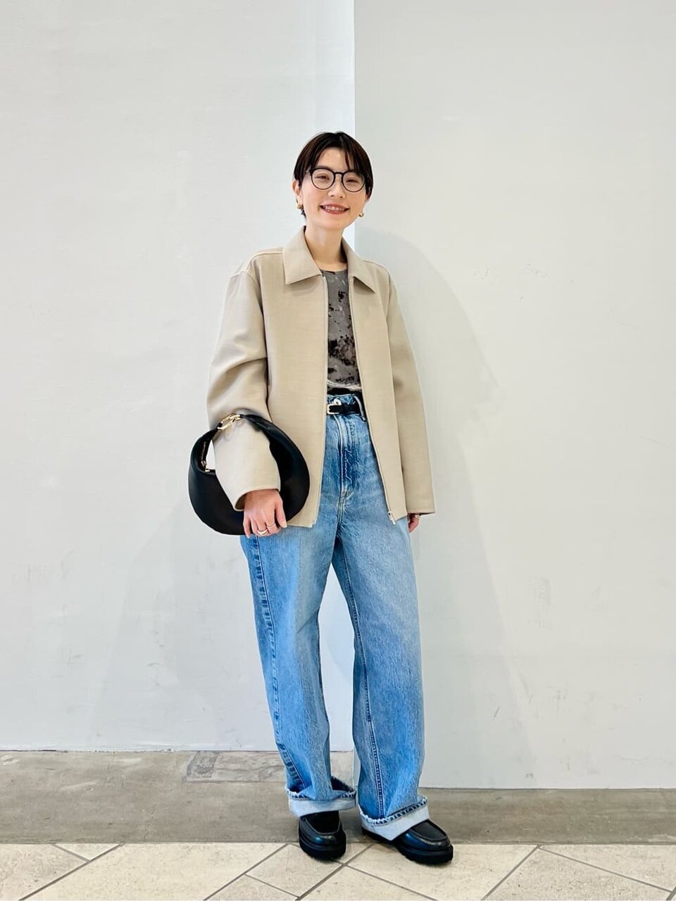 コバルトブルーのデニムパンツをはいた女性