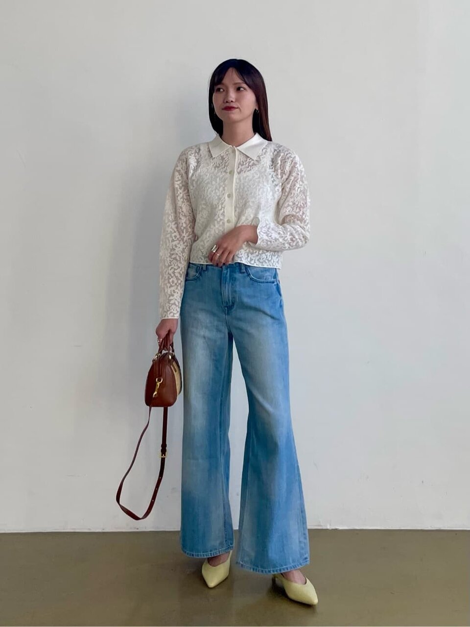 レースカーディガンを着た女性