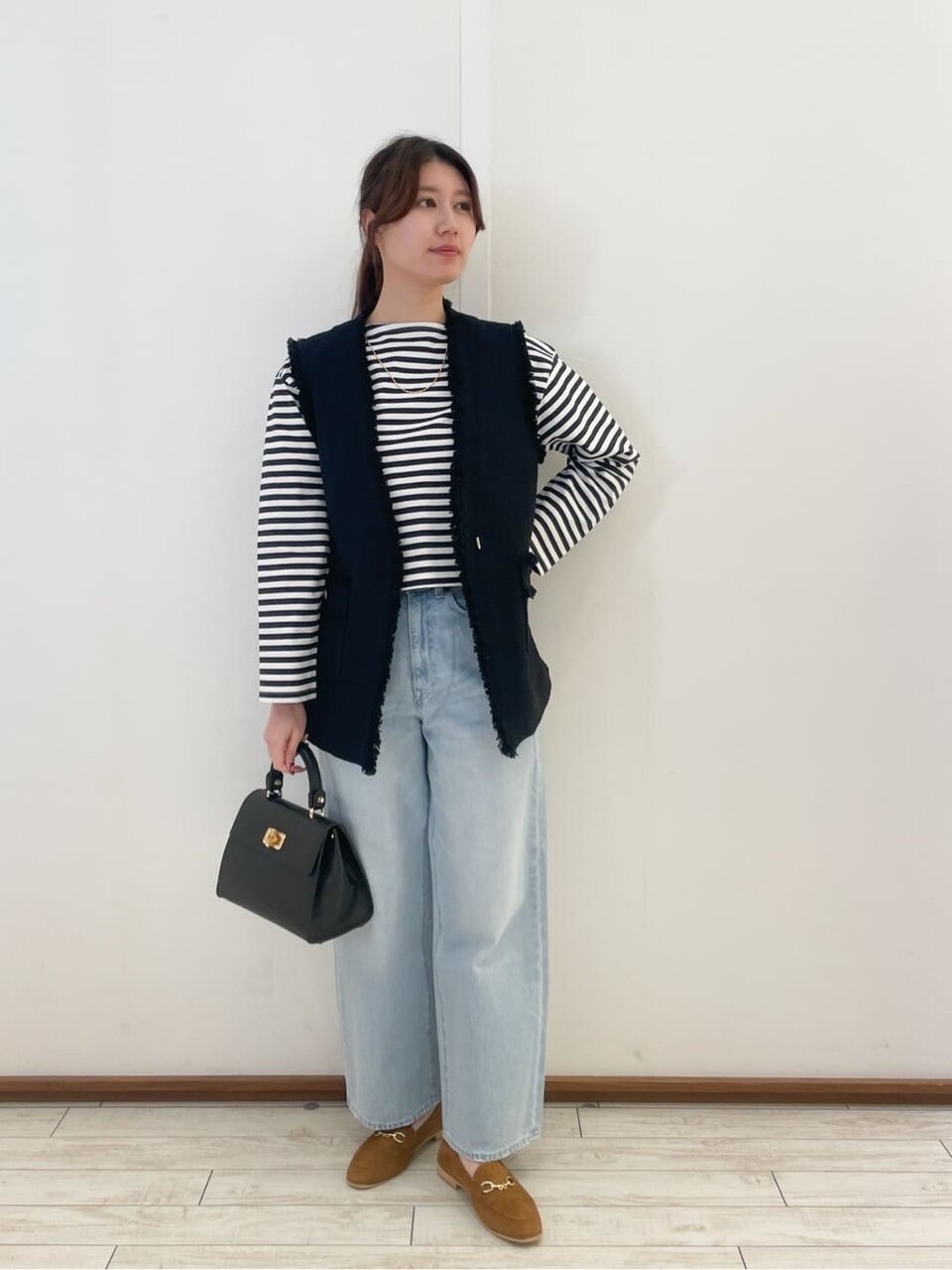 ボーダー柄のTシャツを着た女性