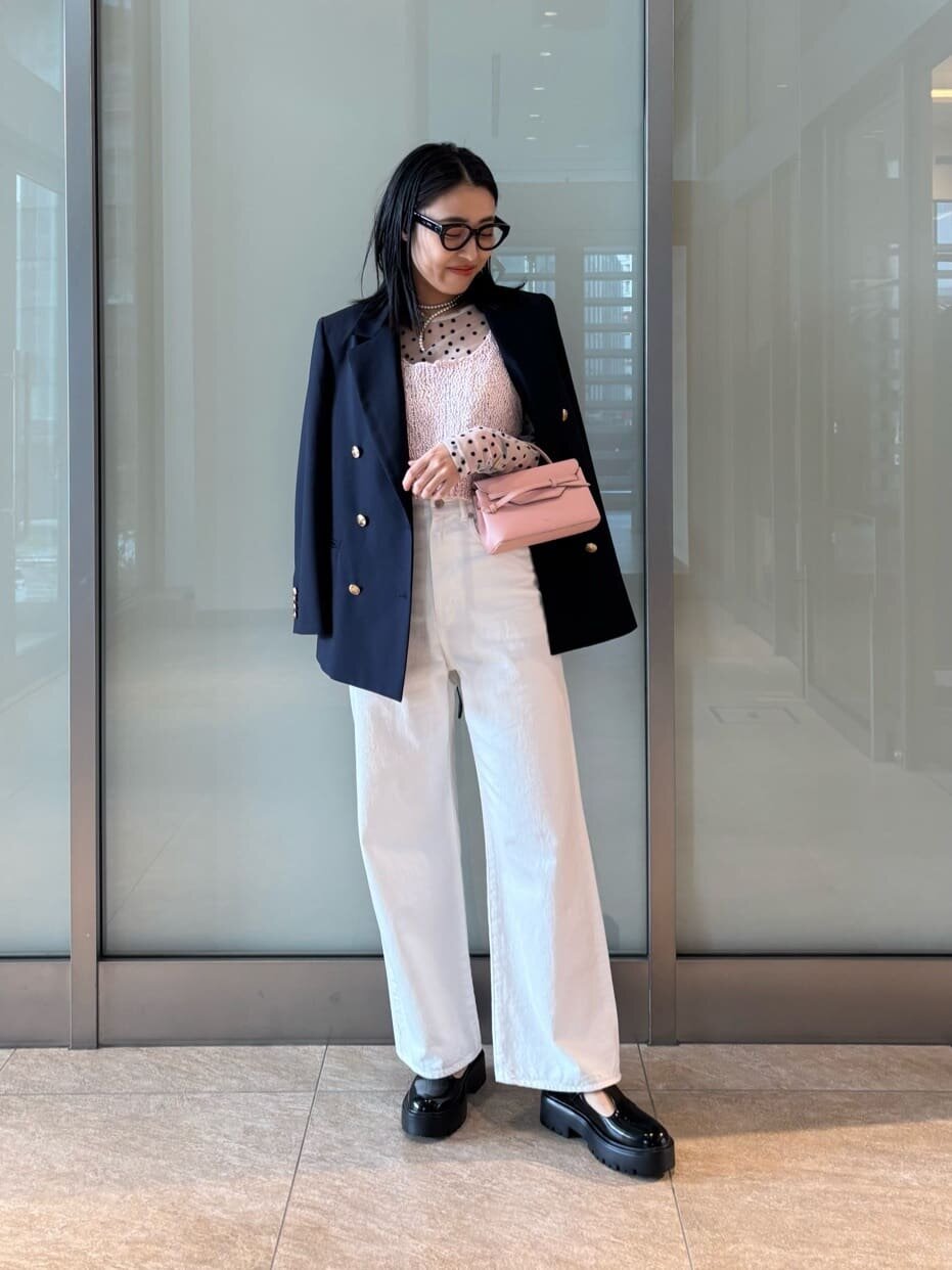 ブレザーを着た女性