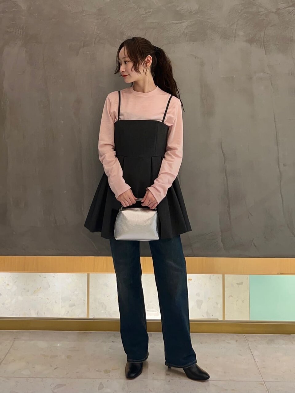 ライトピンクのカットソーを着た女性