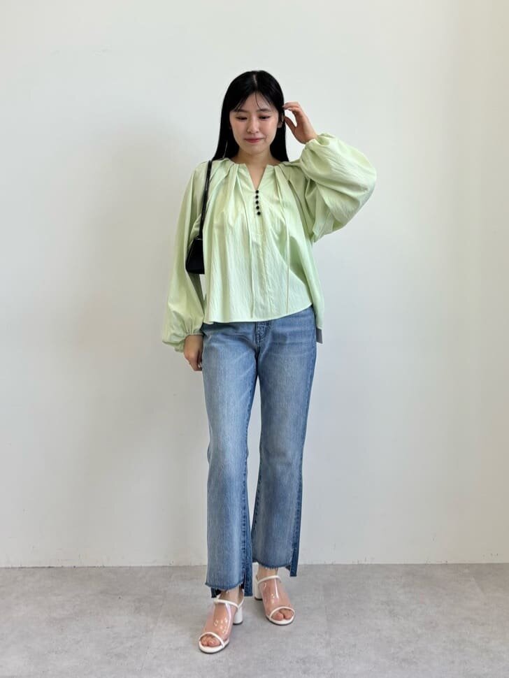 ブラウスとフレアデニムをあわせた女性