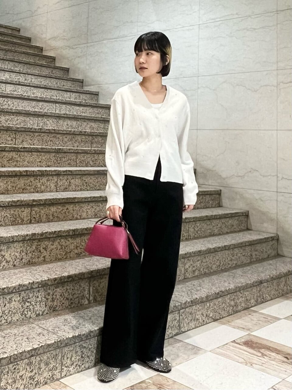 カーディガンとワイドデニムパンツの20代春コーデ