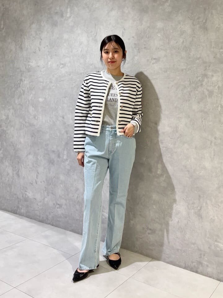 ニットジャケットを着た女性