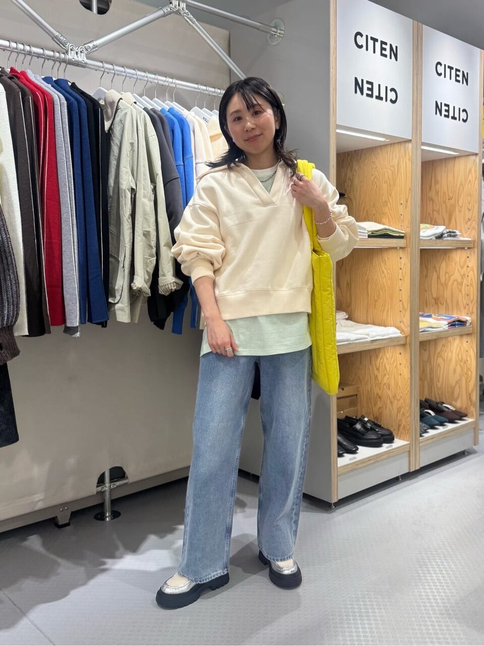 スウェットとストレートデニムパンツの30代春コーデ