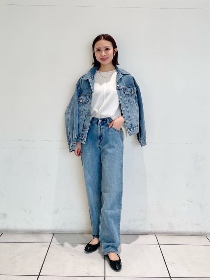 デニムジャケットを着た女性