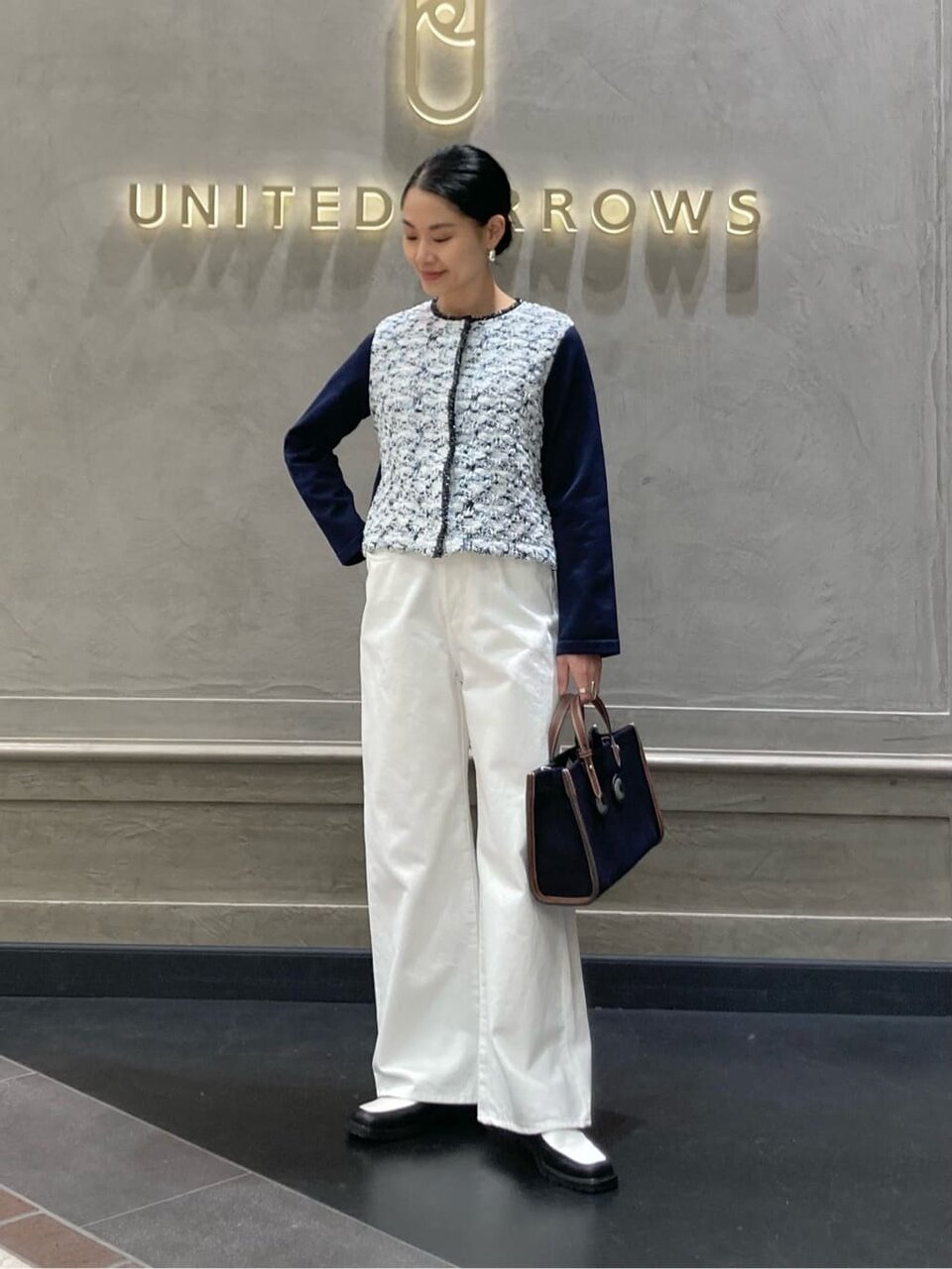 ストレートデニムをはいた女性