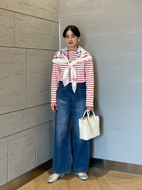 カットソーとワイドデニムをあわせた女性