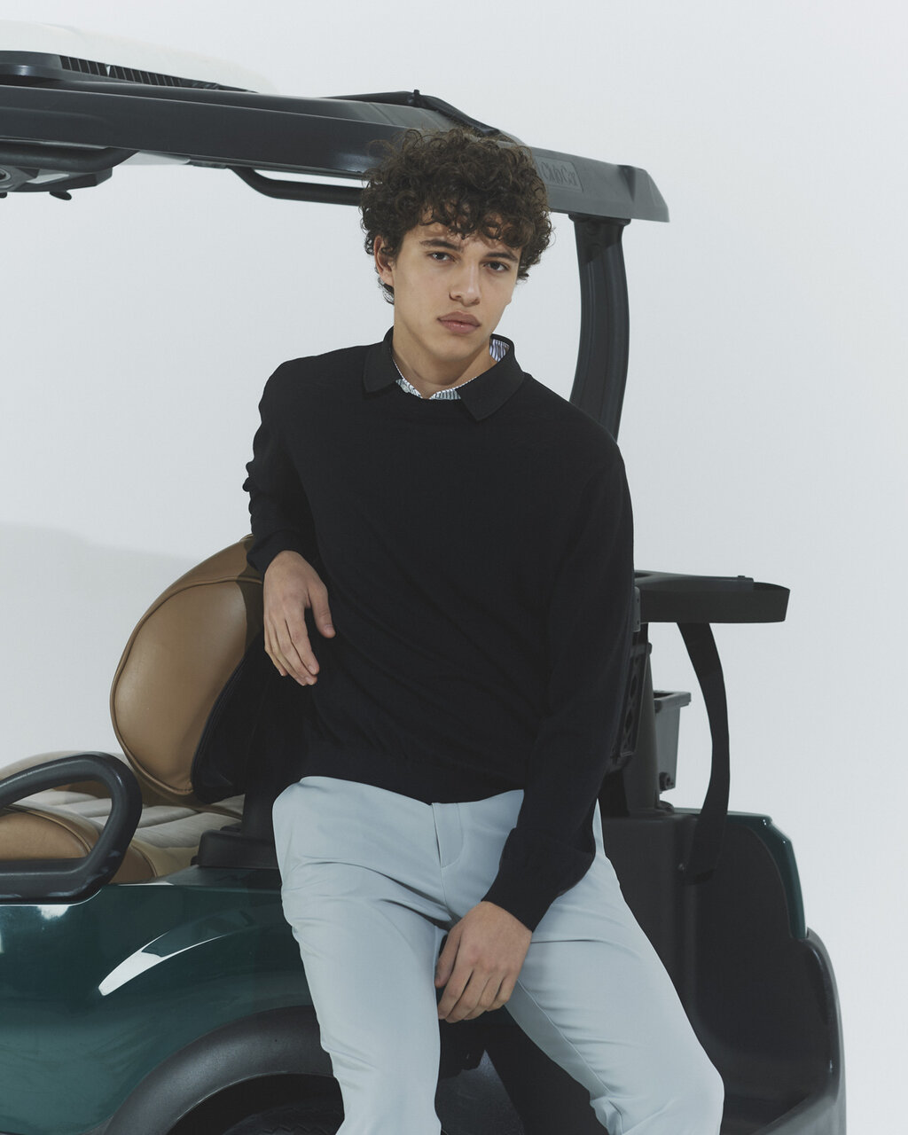 ゴルフウェアを着た男性