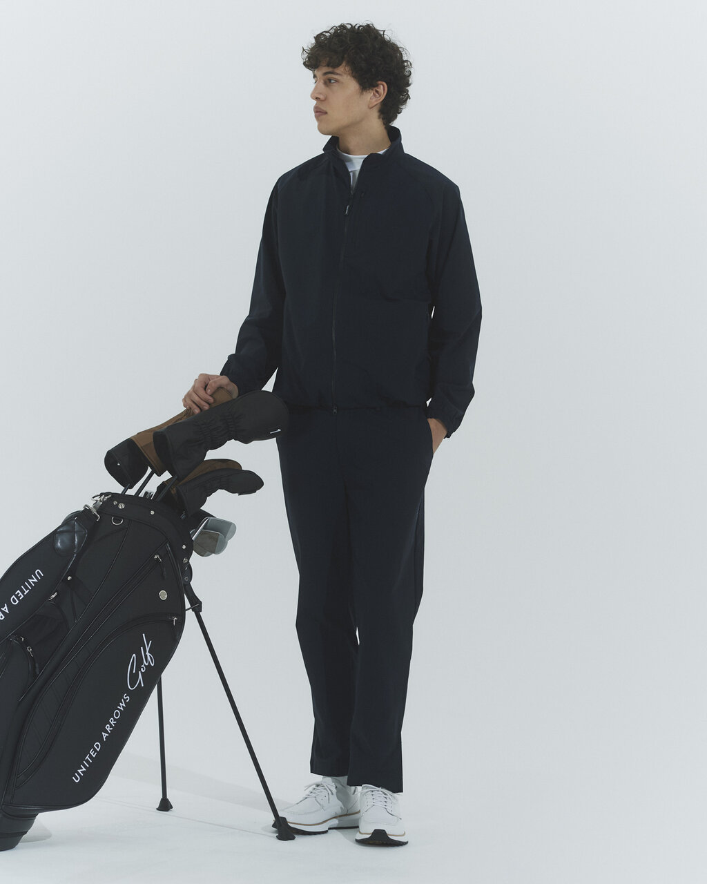 ゴルフウェアを着ている男性