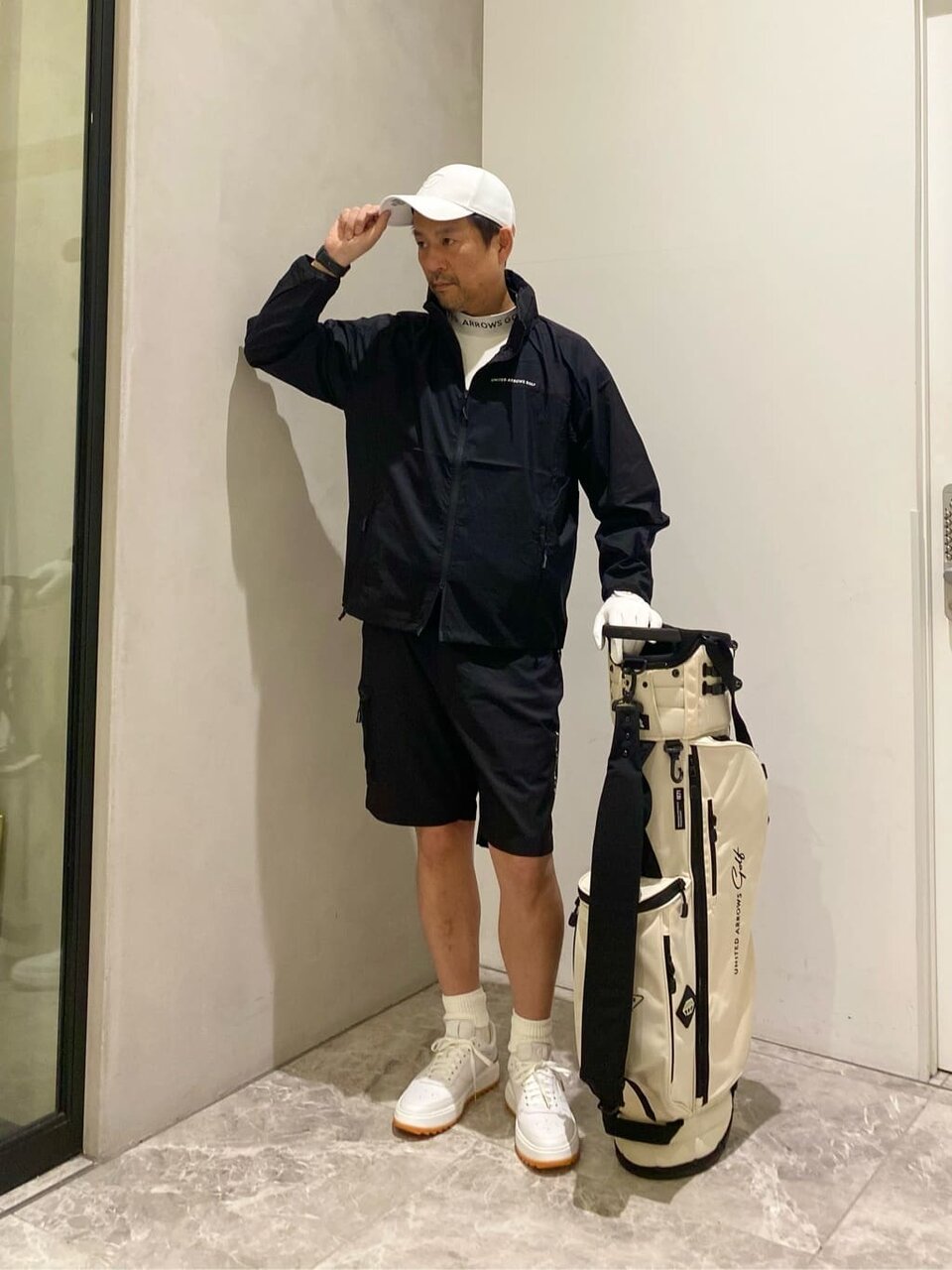 黒のパーカー×ショートパンツのコーデ