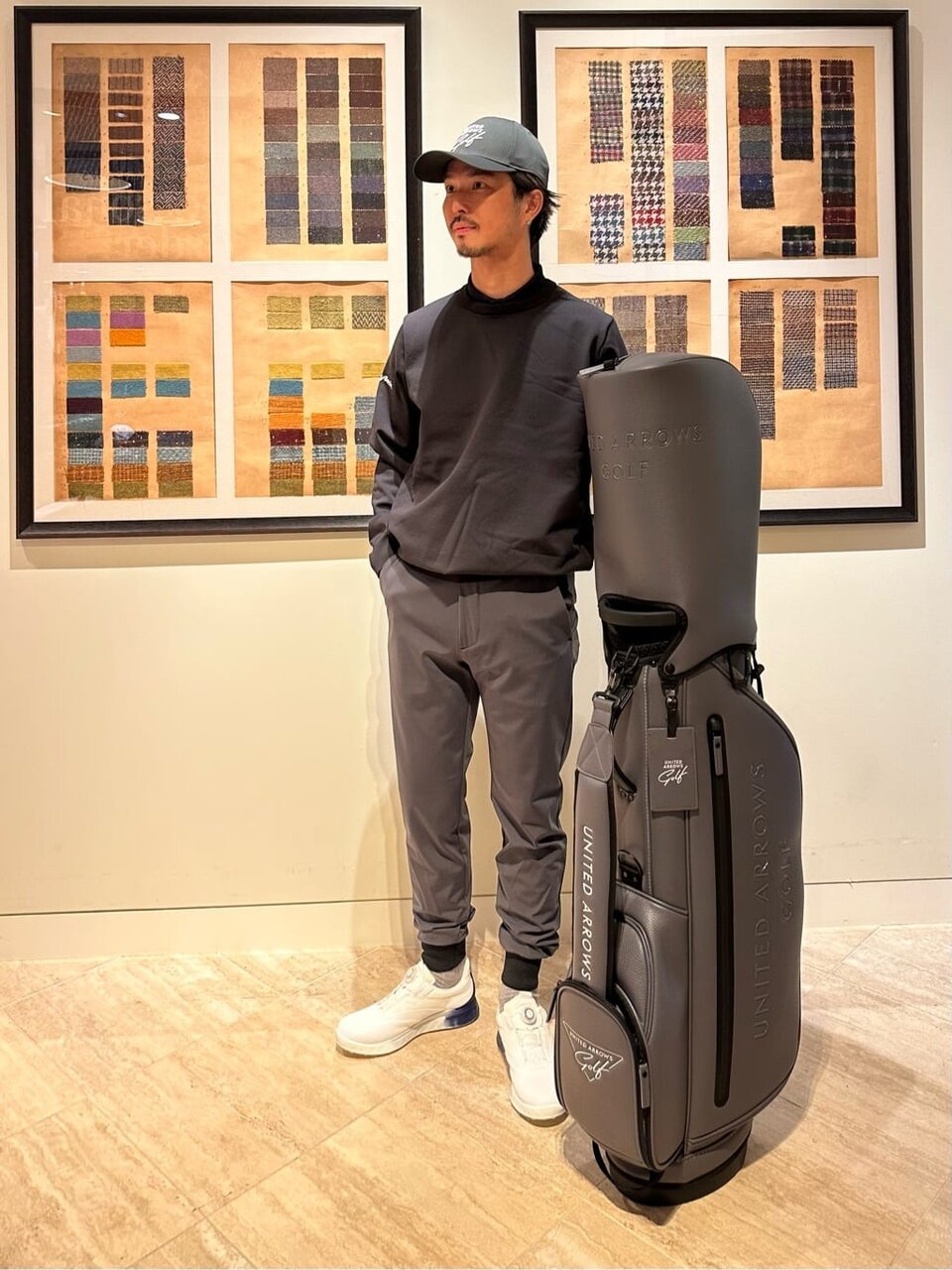 ダークトーンでまとめたコーデを着用した男性