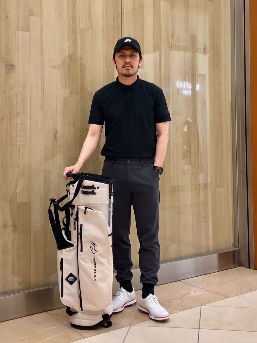 ポロシャツ×ジョガーパンツのゴルフウェア