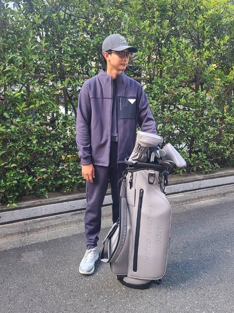 ネイビーのセットアップのゴルフウェア