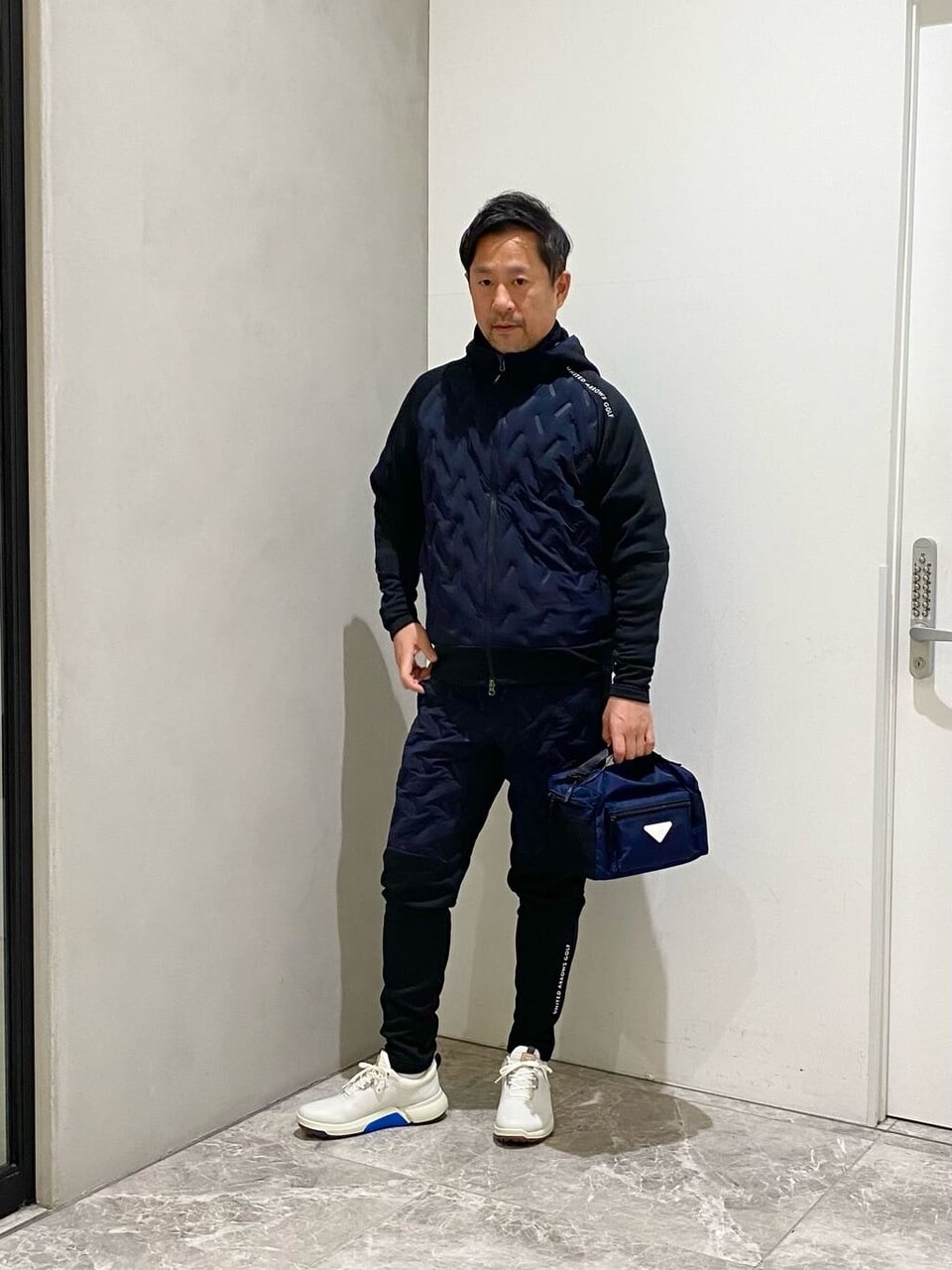 フードブルゾン×ジョガーパンツのゴルフウェア