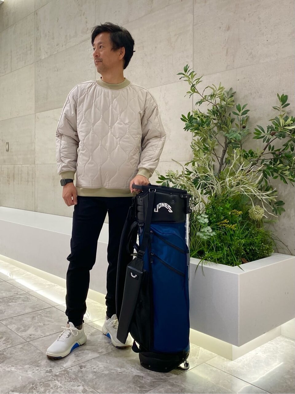 キルティングプルーオーバー×ジョガーパンツのゴルフウェア