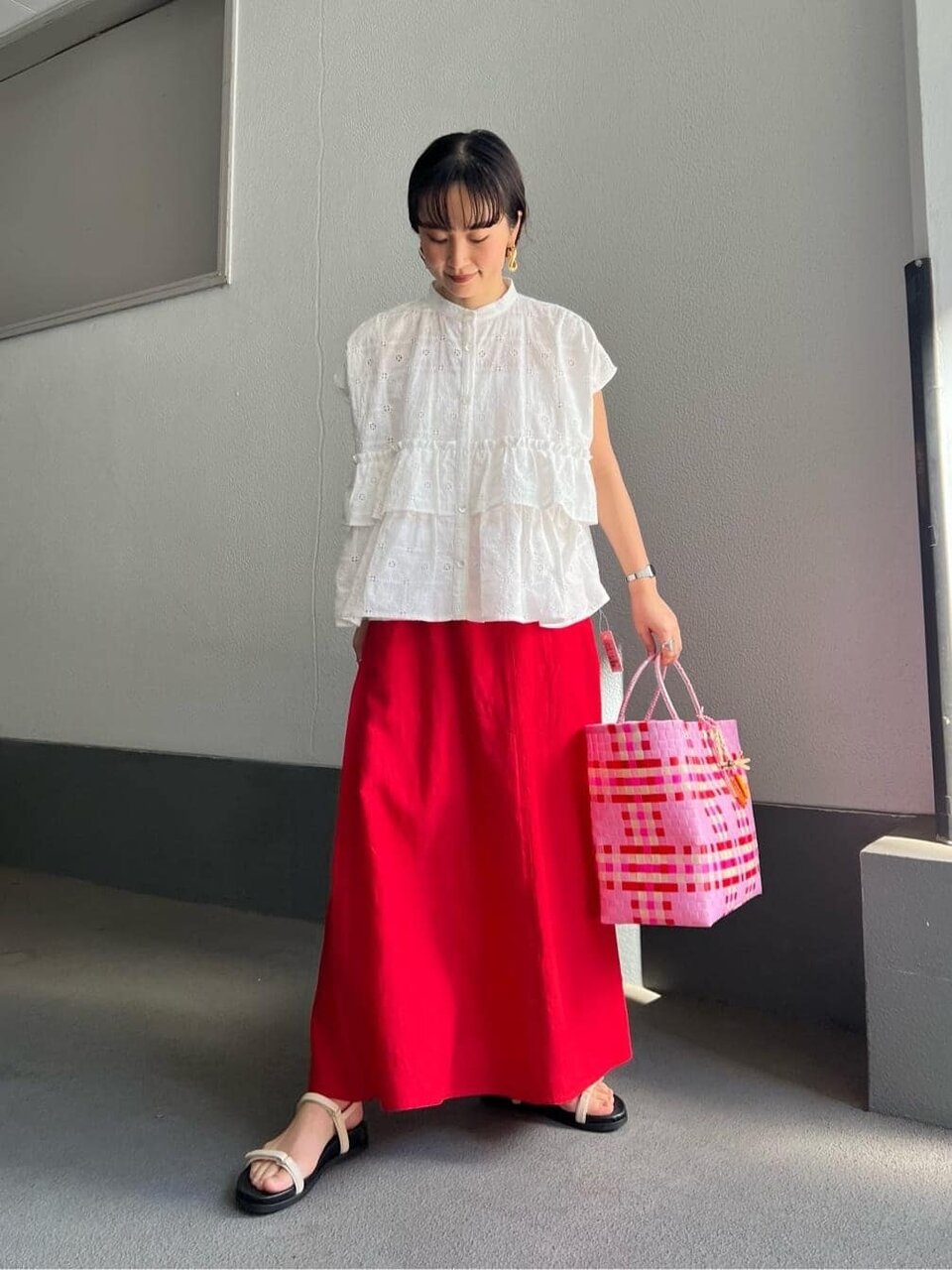 赤いスカートと白ブラウスのコーデ