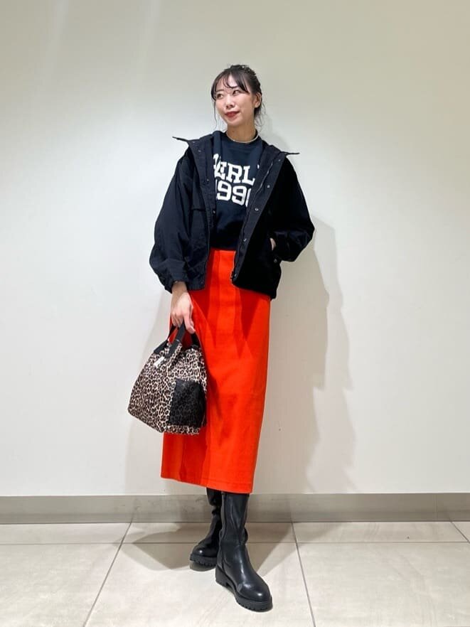 赤スカートと黒スウェットのコーデ