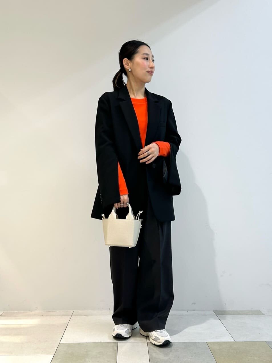 赤カットソーと黒ジャケットのコーデ