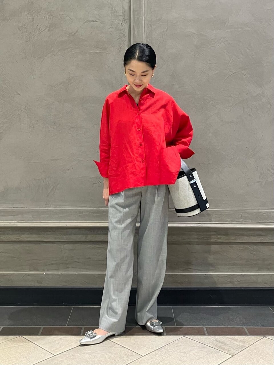 赤いリネンシャツとグレーのワイドパンツのコーデ