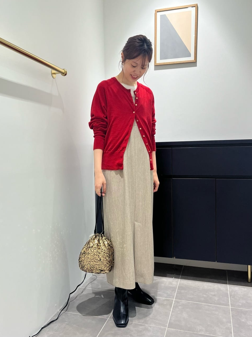 赤のカーディガンとオレンジのキャミワンピのコーデ