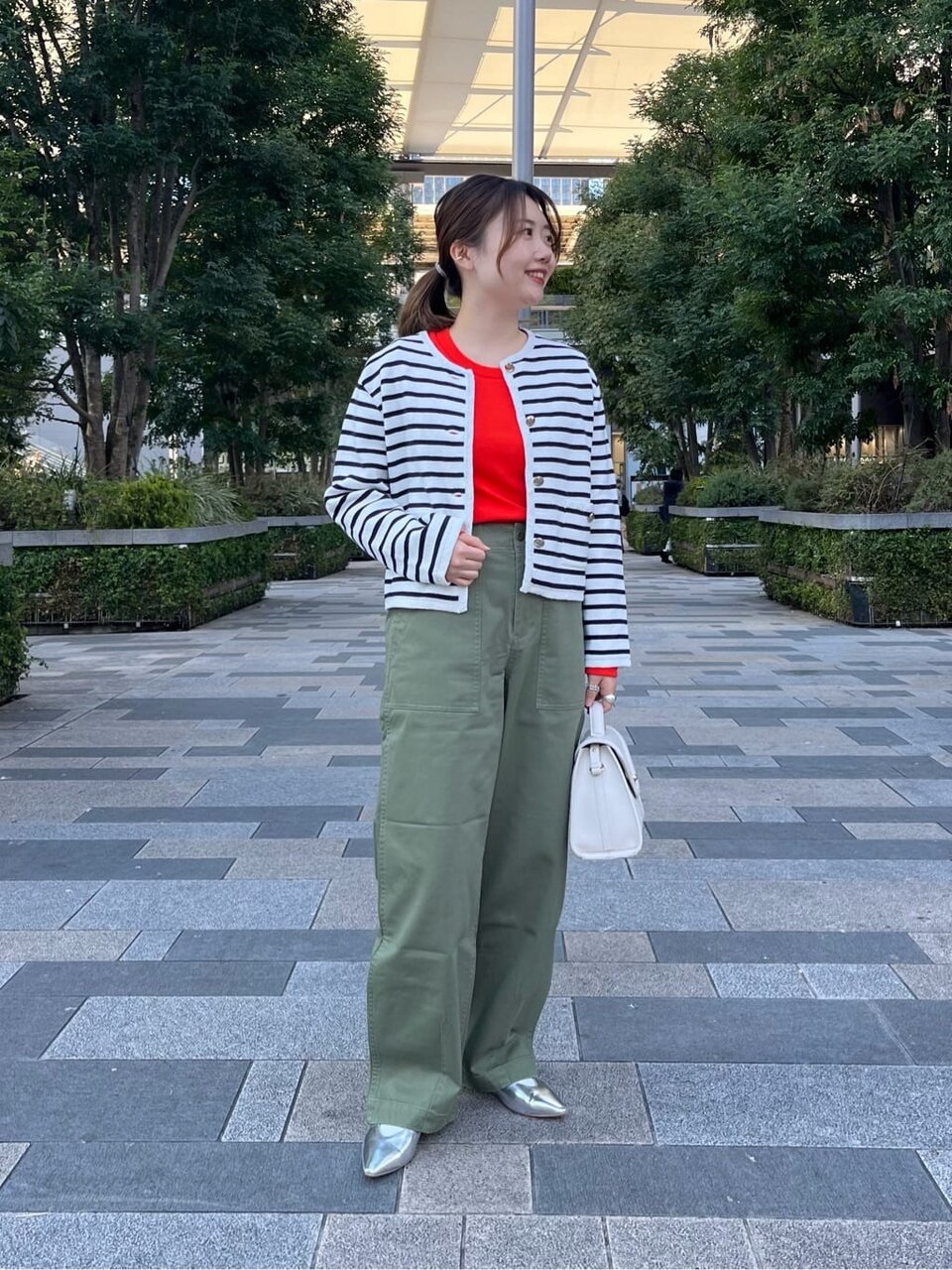 赤いカットソーとカーキのベイカーパンツのコーデ