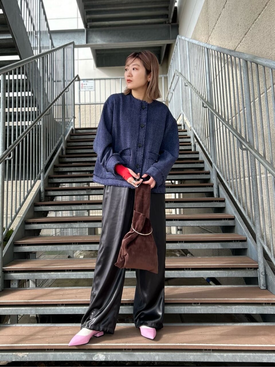 赤のカットソーとネイビージャケットのコーデ