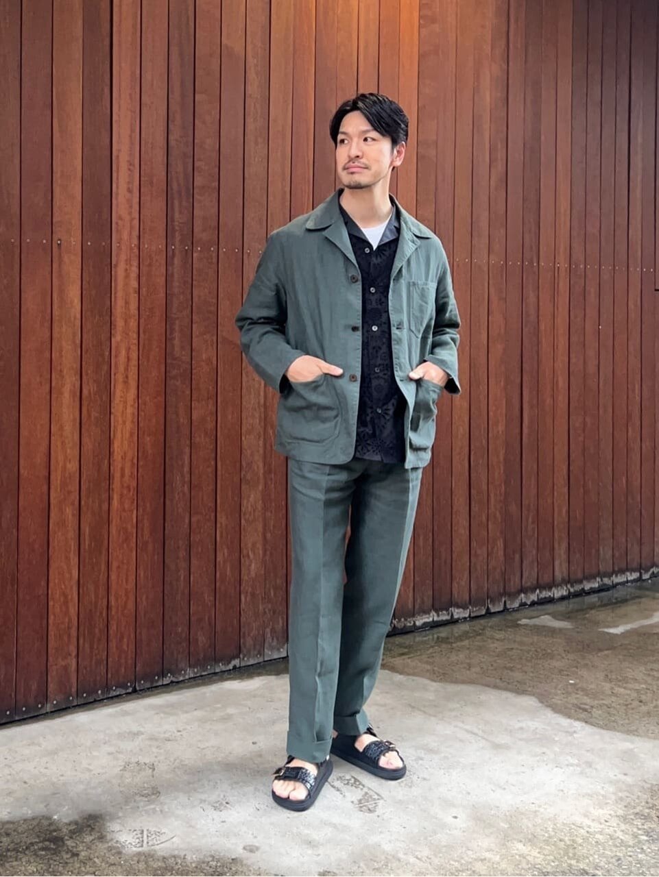 オリーブカラーのセットアップコーデ