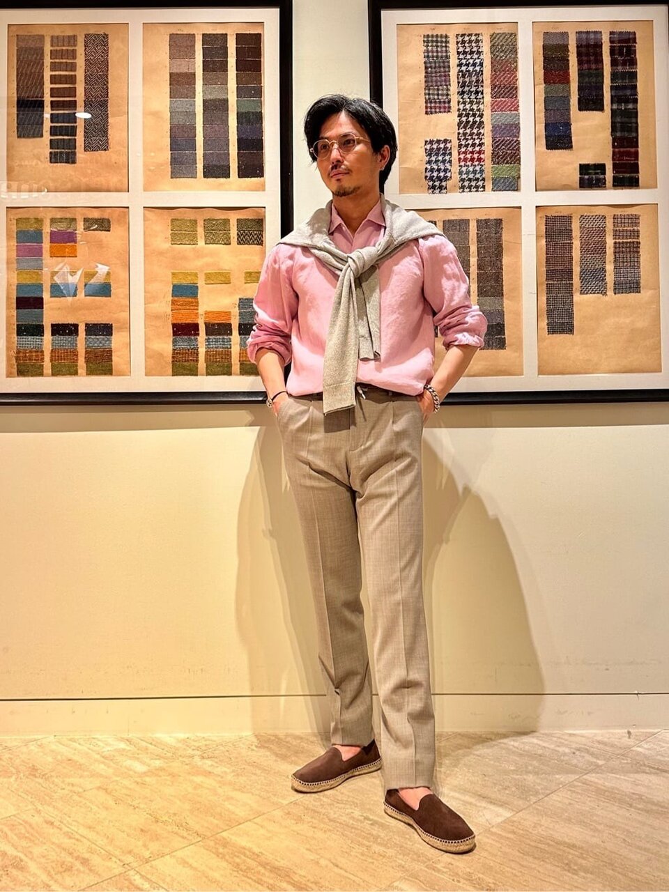 カーディガン肩掛けのコーデ