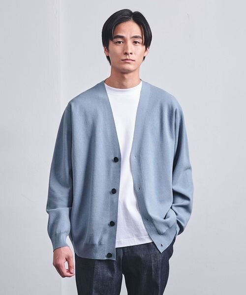 カーディガンを羽織った男性