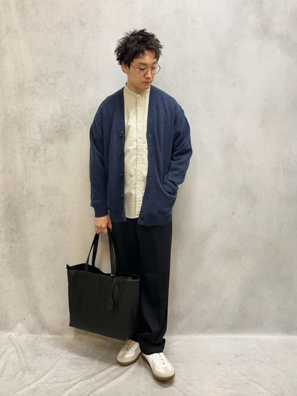 バンドカラーシャツ×カーディガンのコーデ