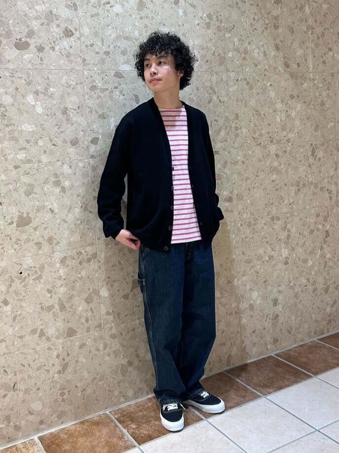 ボーダー柄カットソー×カーディガンのコーデ