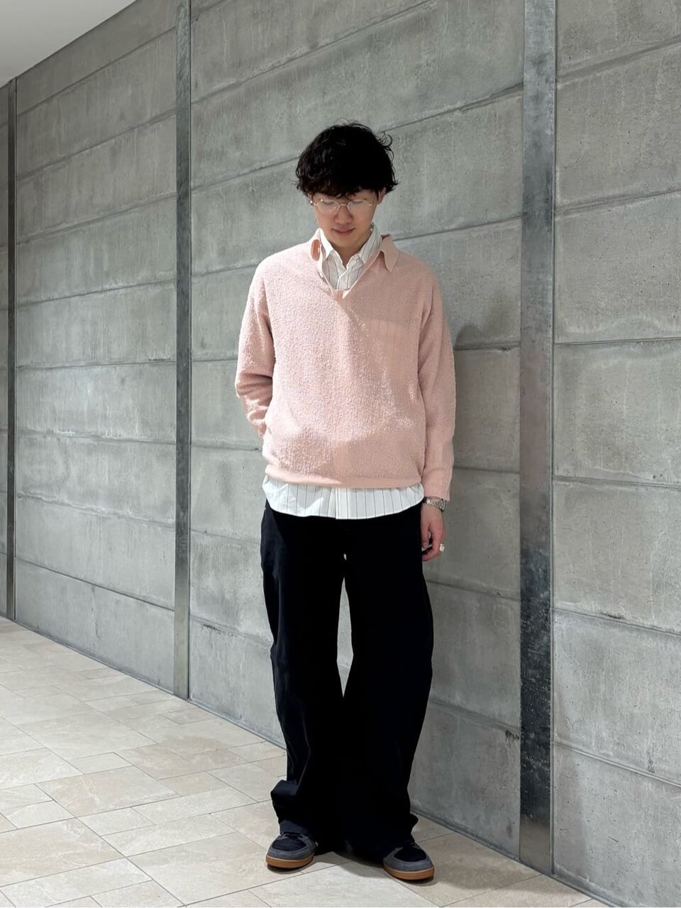 白のシャツ×ニットポロのコーデ
