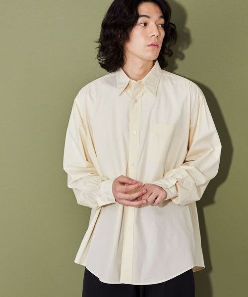 長袖シャツを着た男性