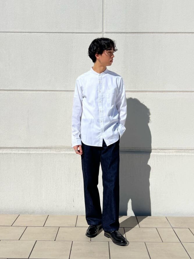 ストライプ柄シャツ×デニムパンツのコーデ