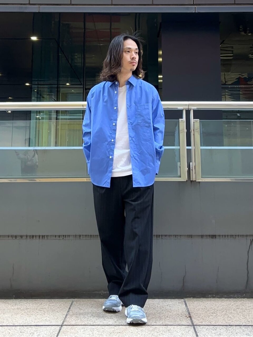 シャツ×イージーパンツのコーデ