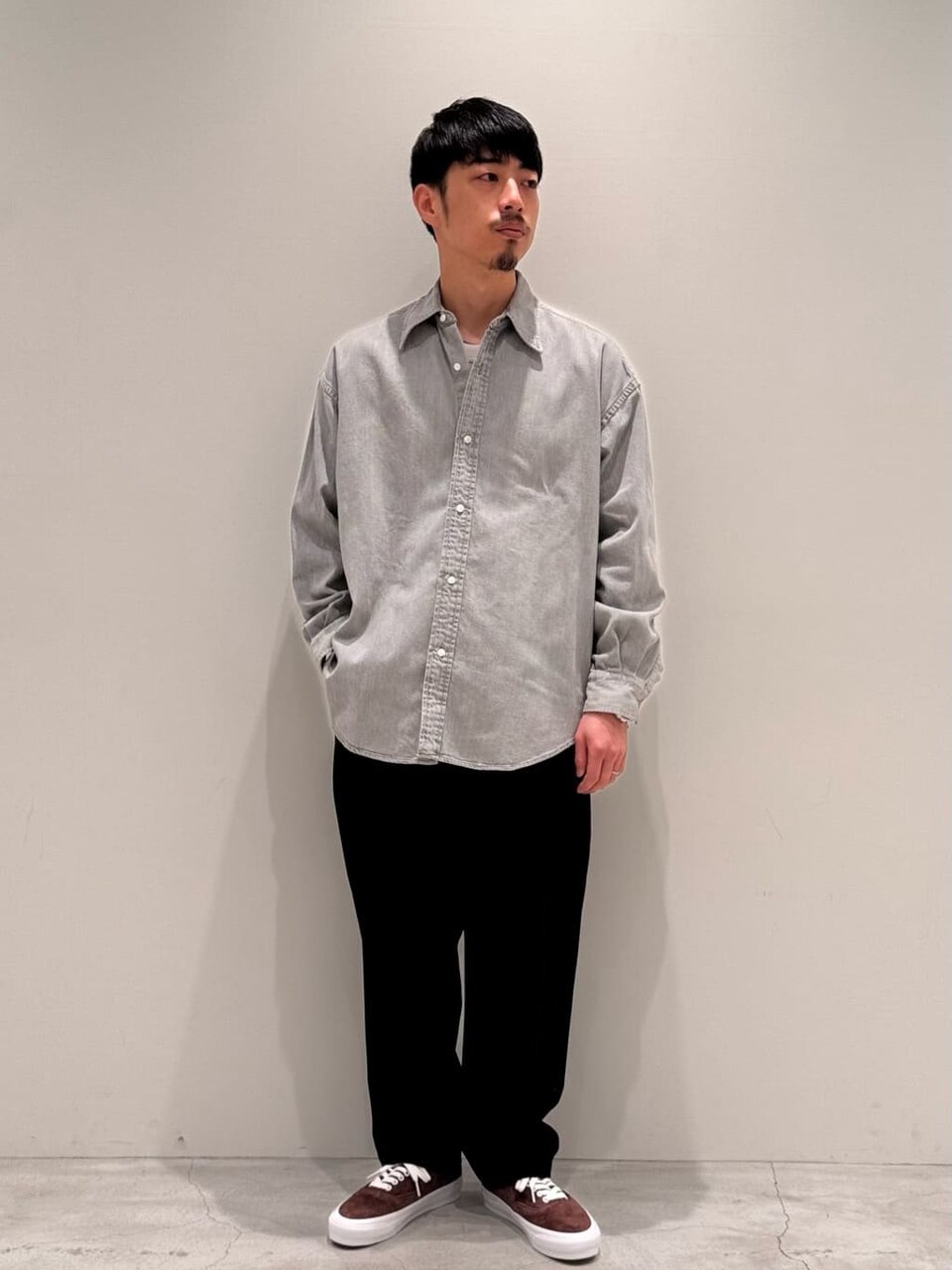 デニムシャツ×イージーパンツのコーデ