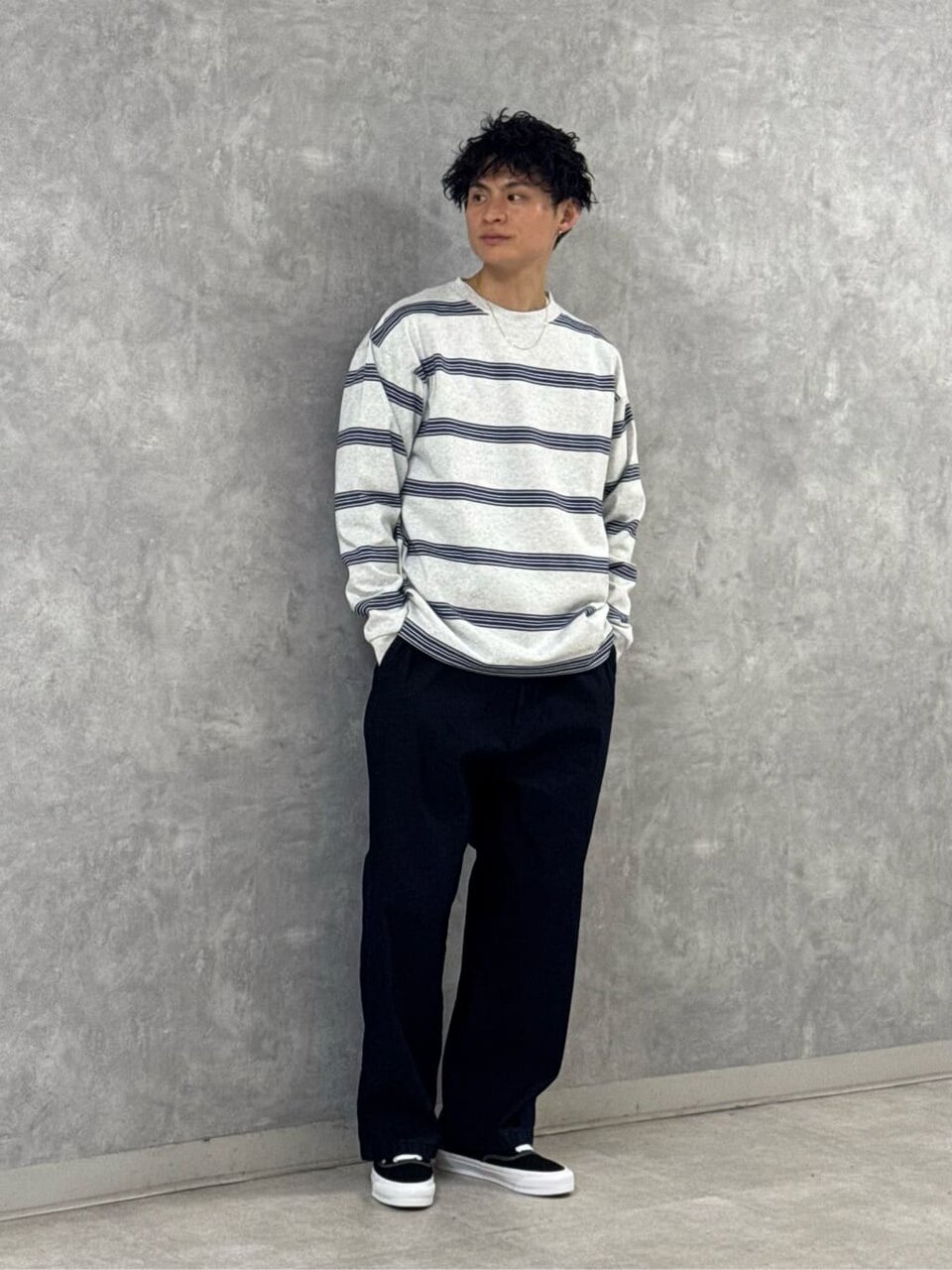 ロングスリーブTシャツ×イージーパンツのコーデ