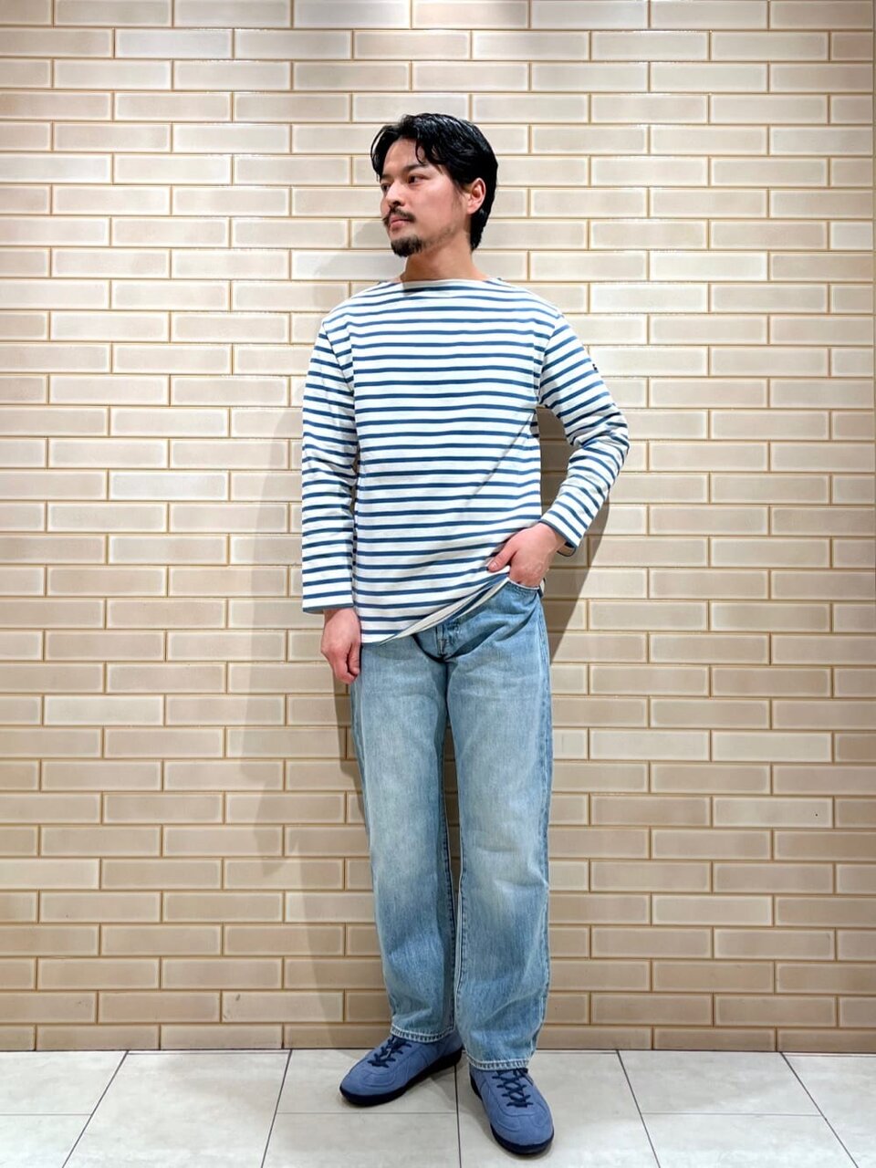 ボーダー柄カットソー×デニムパンツのコーデ