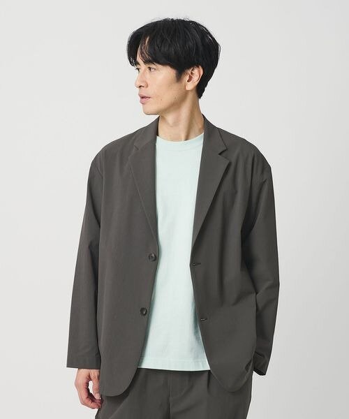 インナーにシャツをレイヤードしたジャケットコーデ