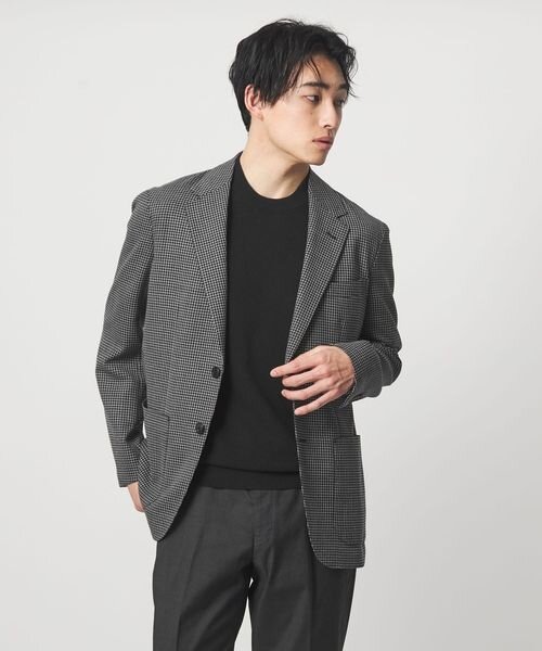 チェック柄のジャケットを着こなす男性