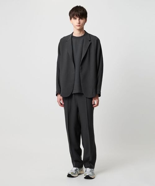 ジャケットスタイルにスニーカーをあわせたコーデ