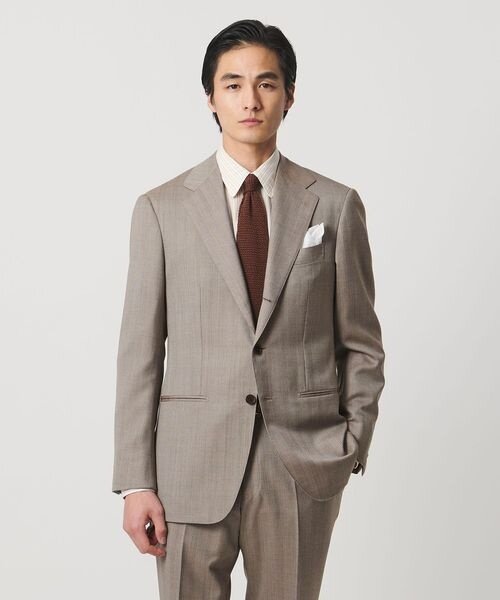 ライトブラウンのスーツを着た男性