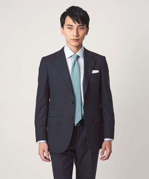 ライトカラーのネクタイをスーツに締めた男性