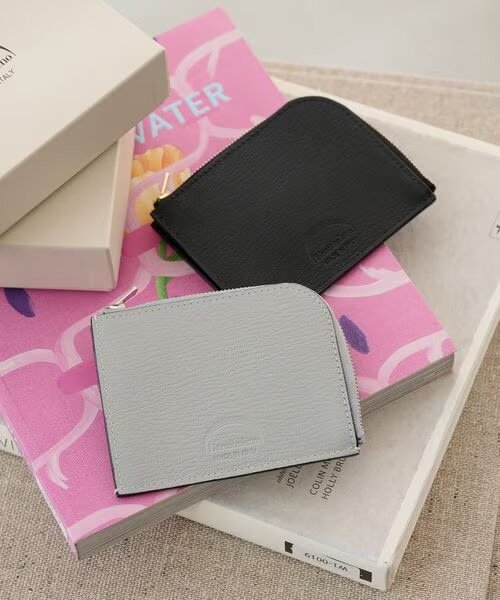 本の上に置かれた2色の財布