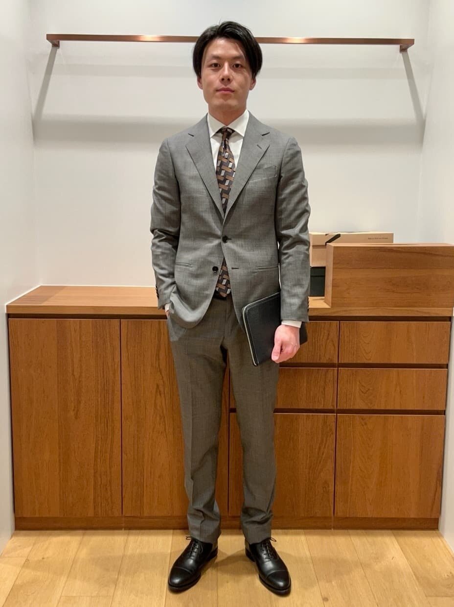 ダークグレーのスーツを着た男性