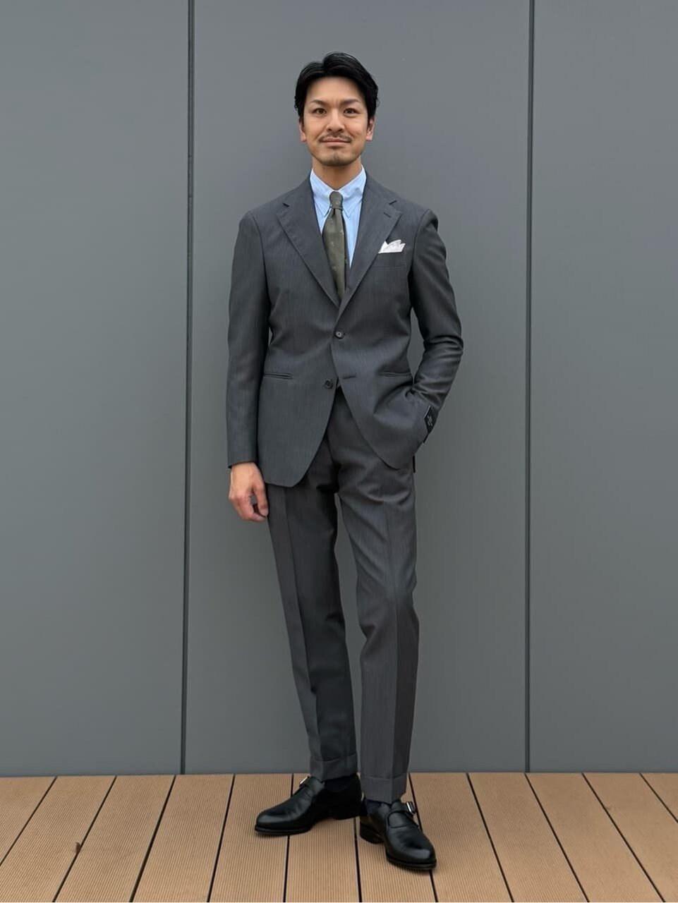 ミドルグレーのスーツコーデ