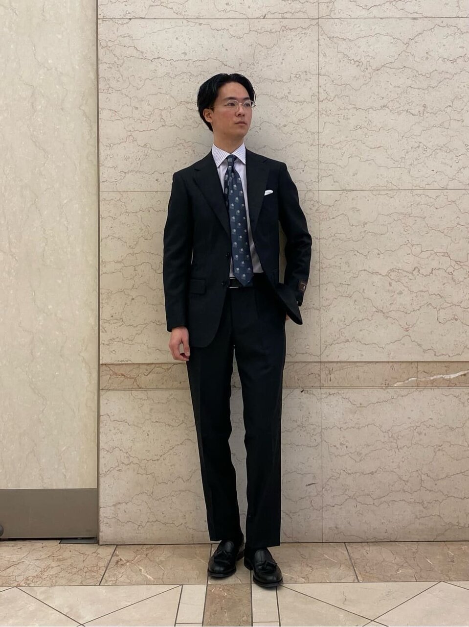 ダークグレーのスーツコーデ